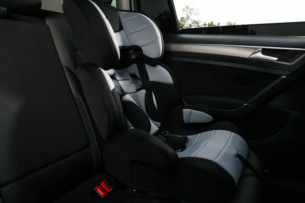 车内空置的现代儿童安全座椅 — 图库照片
