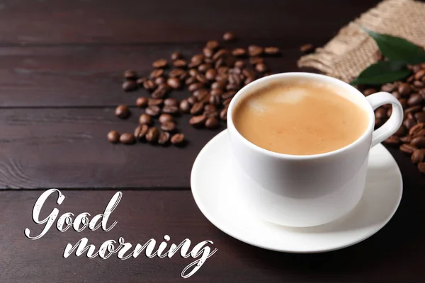 Bir Fincan Sıcak Aromatik Kahve Ahşap Masada Kızarmış Fasulye Günaydın — Stok fotoğraf