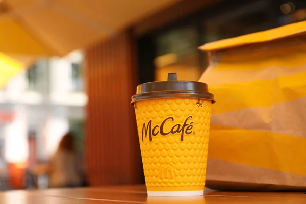 Mykolaiv Ukraine Sierpnia 2021 Hot Mcdonald Drink Pakowane Jedzenie Stole — Zdjęcie stockowe