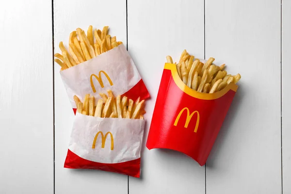 Mykolaiv Ukrajina August 2021 Malé Velké Porce Hranolek Mcdonald Bílém — Stock fotografie