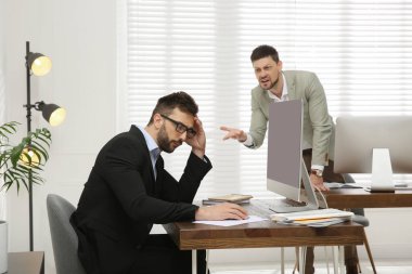 Patron ofisteki çalışana bağırıyor. Toksik çalışma ortamı