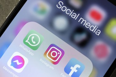 MYKOLAIV, UKRAINE - 09 AĞUSTOS 2021: Sosyal medya uygulamaları simgelerine sahip akıllı telefon, yakın plan