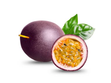 Lezzetli olgun tutku meyveleri ve beyaz arka planda yeşil yapraklar.