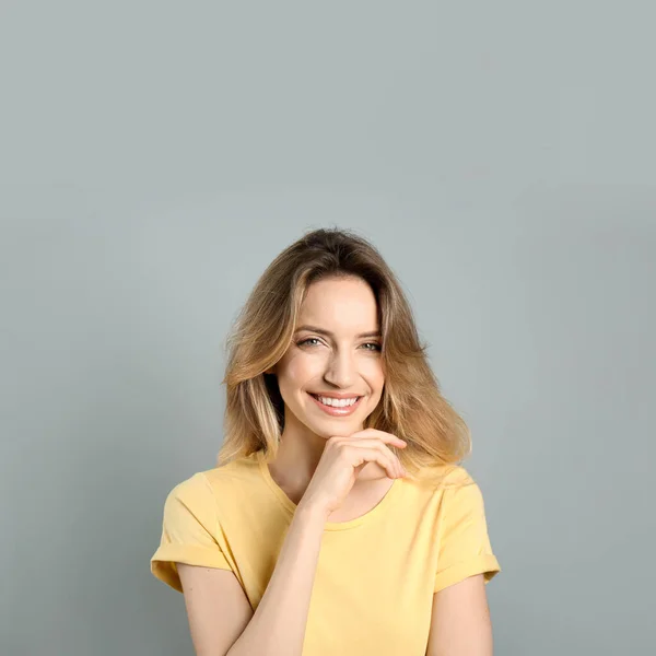 Retrato Mujer Joven Feliz Con Hermoso Cabello Rubio Sonrisa Encantadora — Foto de Stock