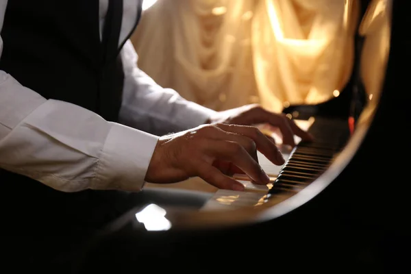 실내에서 피아노치는 클로즈업 재능있는 음악가 — 스톡 사진