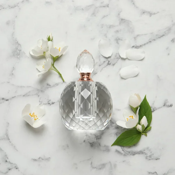 Fles Luxe Parfum Verse Jasmijnbloemen Witte Marmeren Tafel Plat Gelegd — Stockfoto