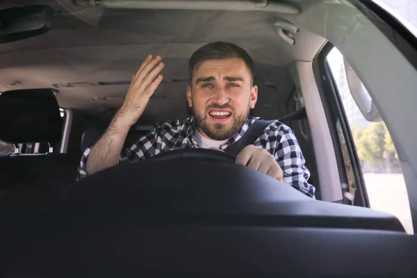 車の中で感情的な男 積極的な運転行動 — ストック写真