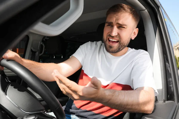 車の中で感情的な男 積極的な運転行動 — ストック写真