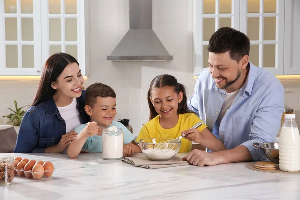 Šťastná Rodina Vaří Společně Stolu Kuchyni Koncepce Adopce — Stock fotografie
