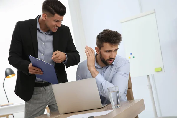 Chef Schreit Mitarbeiter Büro Giftiges Arbeitsumfeld — Stockfoto