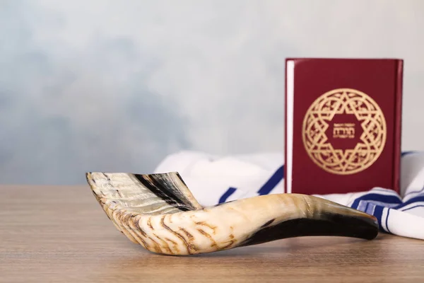 Shofar Tallit Torah Book Text Hebrew Wooden Table Rosh Hashanah假日属性 — 图库照片