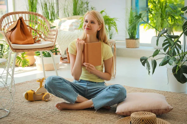 Felice Giovane Donna Con Libro Seduto Piano Terrazzo Coperto — Foto Stock