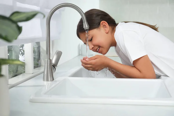 Gadis Minum Air Keran Atas Wastafel Dapur — Stok Foto