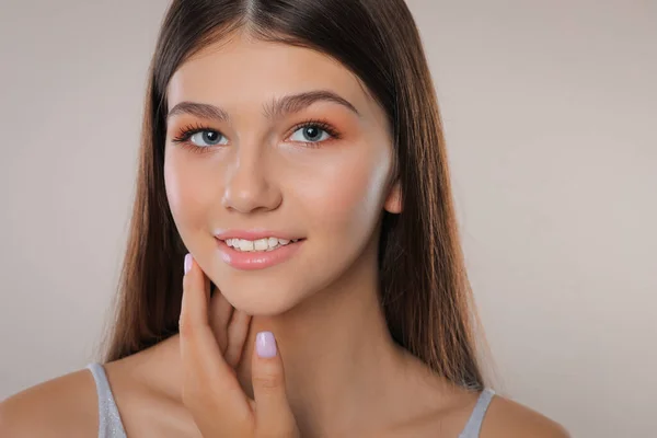 Söt Flicka Ljus Bakgrund Vackert Ansikte Med Perfekt Slät Hud — Stockfoto