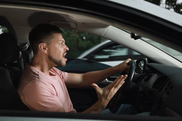 Hombre Estresado Asiento Del Conductor Del Coche Moderno —  Fotos de Stock