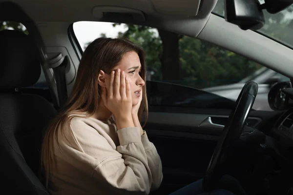 Zestresowana Młoda Kobieta Fotelu Kierowcy Nowoczesnego Samochodu — Zdjęcie stockowe