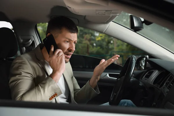 Empresário Estressado Falando Telefone Assento Motorista Carro Moderno — Fotografia de Stock