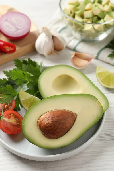 Frische Zutaten Für Guacamole Auf Weißem Holztisch — Stockfoto