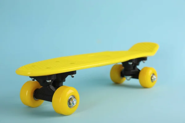 Skateboard Kuning Dengan Latar Belakang Biru Muda Close Peralatan Olahraga — Stok Foto