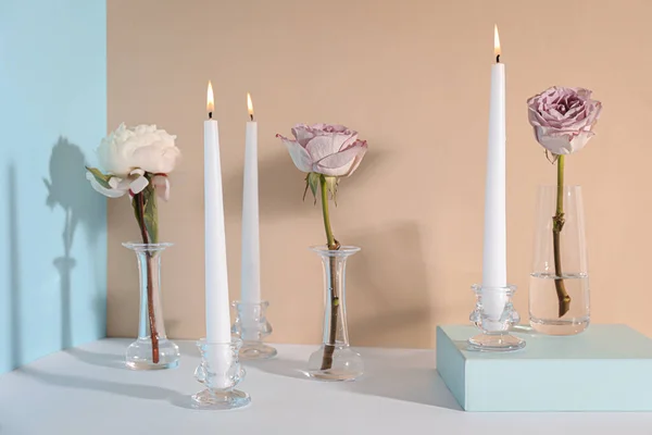 Tyylikäs Kynttilänjalat Polttava Kynttilöitä Kukkia Valkoinen Pöytä — kuvapankkivalokuva