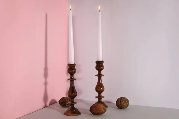 Elegante Kerzenständer Mit Brennenden Kerzen Auf Einem Tisch — Stockfoto