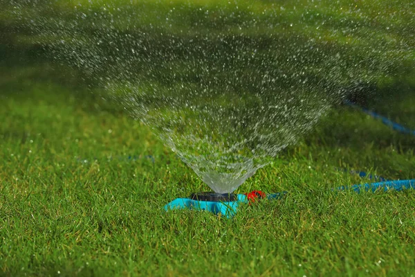 Automatische Beregnung Von Grünem Gras Freien Bewässerungssystem — Stockfoto