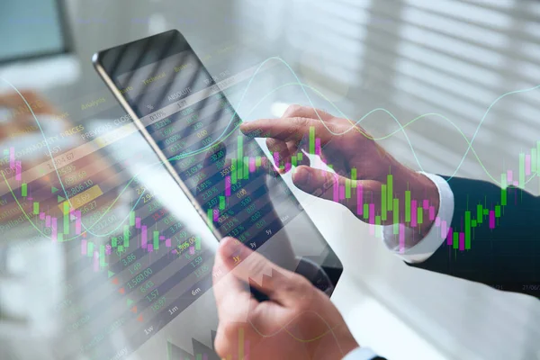 Bolsa Valores Homem Usando Tablet Ilustração Gráfico Classificação — Fotografia de Stock