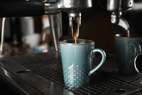 Preparazione Espresso Aromatico Fresco Con Macchina Caffè Professionale — Foto Stock