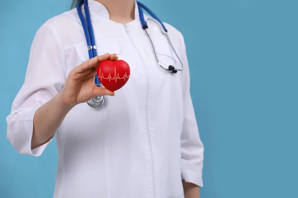 Arzt Mit Rotem Herz Auf Hellblauem Hintergrund Nahaufnahme — Stockfoto
