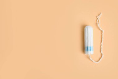 Tampon bej arka planda, üst manzara. Metin için boşluk
