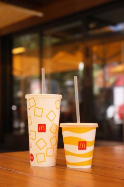MYKOLAIV, UKRAINE - 11 Ağustos 2021: Cold McDonald 's Kafe' deki masada içecekler