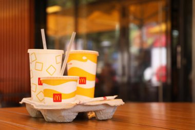 MYKOLAIV, UKRAINE - 11 Ağustos 2021: Cold McDonald 's Cafe' deki masada içecekler. Metin için boşluk