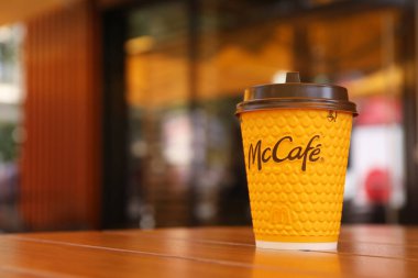 MYKOLAIV, UKRAINE - 11 Ağustos 2021: Kafedeki masada sıcak McDonald 's içkisi. Metin için boşluk