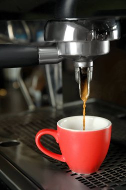 Profesyonel kahve makinesi kullanarak taze aromatik espresso yapıyorum.