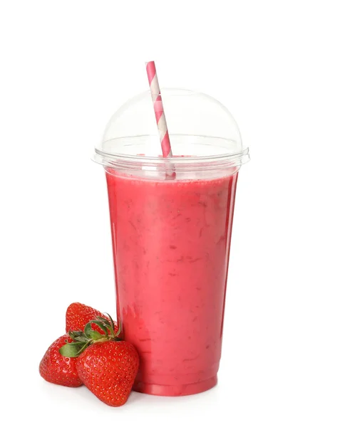 在塑料杯里放稻草 在白底放新鲜草莓的美味冰沙 — 图库照片