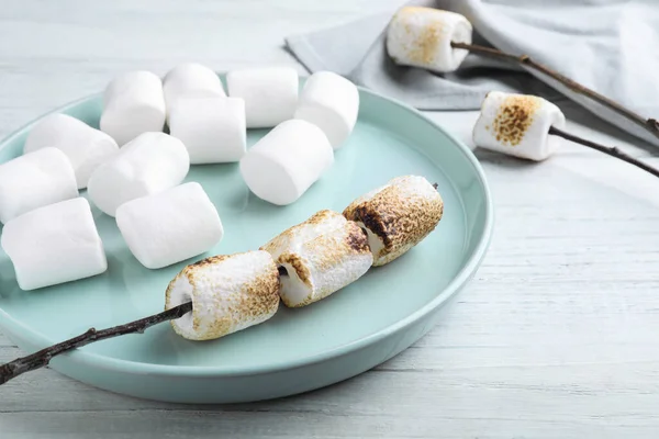 Frische Und Geröstete Marshmallows Auf Weißem Holztisch — Stockfoto
