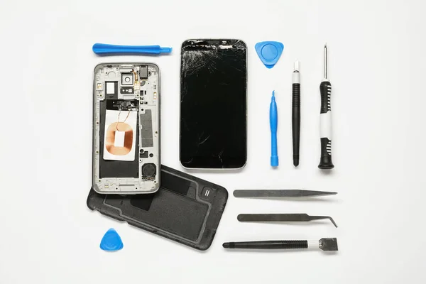 Κατεστραμμένο Smartphone Και Εργαλείο Επισκευής Που Λευκό Φόντο Επίπεδη Lay — Φωτογραφία Αρχείου