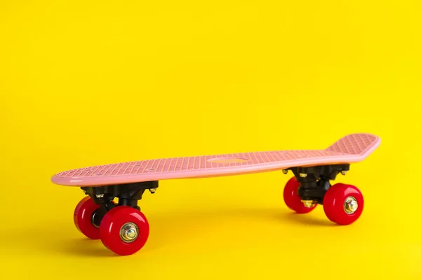 Pinkfarbenes Skateboard Auf Gelbem Hintergrund Sportgeräte — Stockfoto