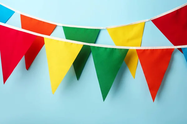 Buntings Com Bandeiras Triangulares Coloridas Penduradas Fundo Azul Claro Decoração — Fotografia de Stock