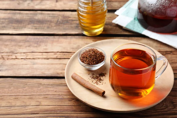 Thé Rooibos Fraîchement Infusé Feuilles Sèches Bâton Cannelle Sur Table — Photo