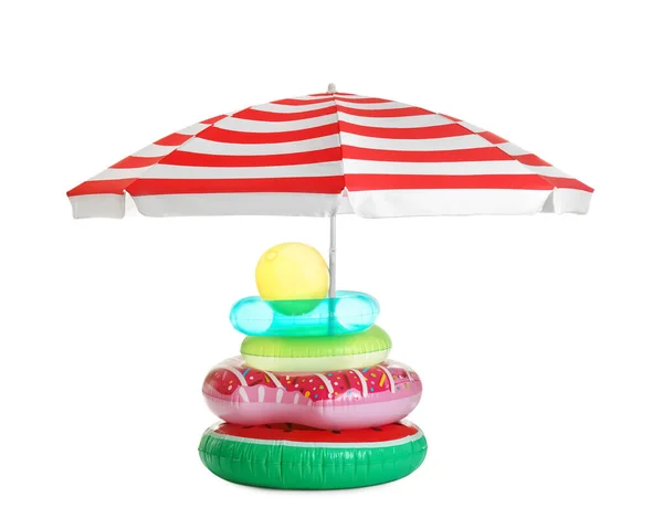 Offener Gestreifter Sonnenschirm Mit Verschiedenen Aufblasbaren Spielzeugen Auf Weißem Hintergrund — Stockfoto