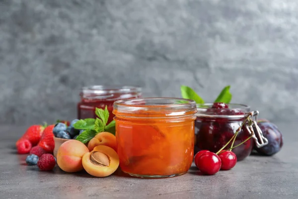 Pots Avec Différentes Confitures Fruits Frais Sur Table Grise — Photo