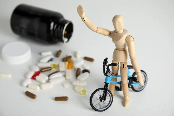 Pillen Sportler Und Fahrradmodell Auf Weißem Tisch Doping Radsport — Stockfoto