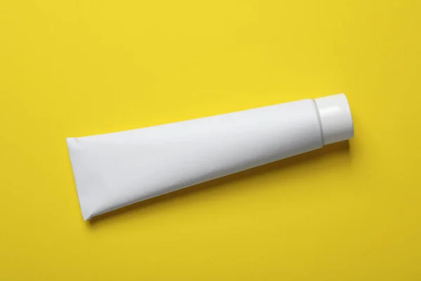 Чистый Тюбик Зубной Пасты Желтом Фоне Вид Сверху — стоковое фото