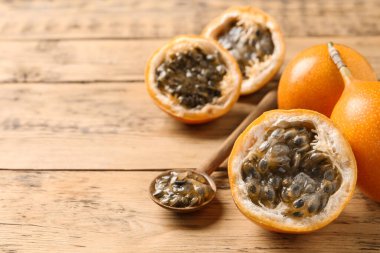 Tahta masada nefis olgun granadillalar, metin için yer.