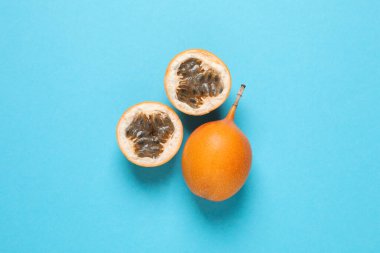 Açık mavi arka planda nefis olgun granadillalar, düz uzanmış