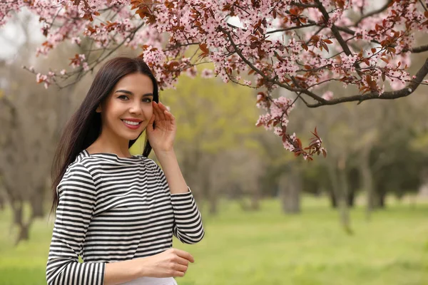 Ładna Młoda Kobieta Pobliżu Kwitnącego Drzewa Parku Miejsce Tekst Wiosenne — Zdjęcie stockowe