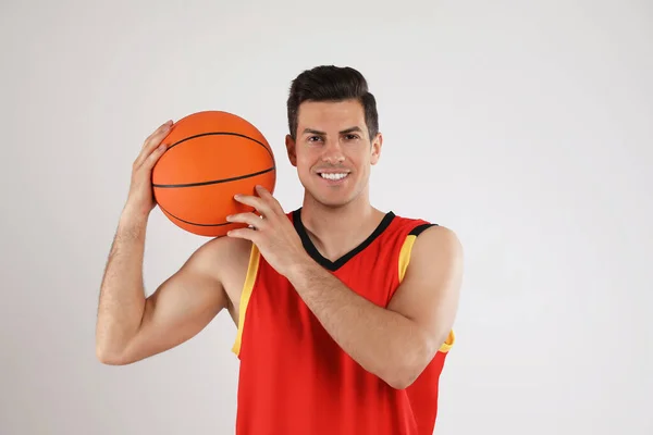 Jugador Baloncesto Con Balón Sobre Fondo Gris — Foto de Stock