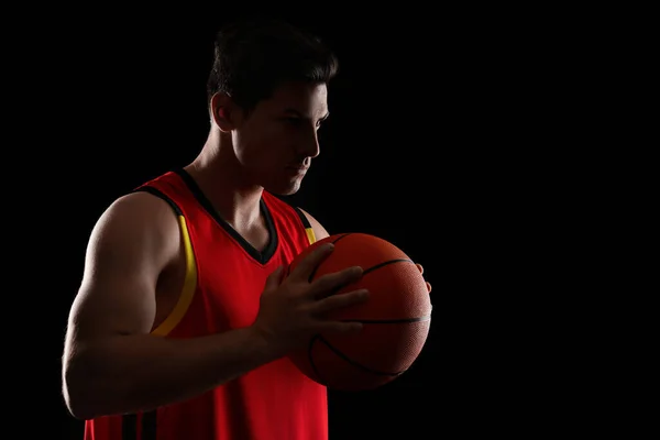 Basketballspieler Mit Ball Auf Schwarzem Hintergrund — Stockfoto