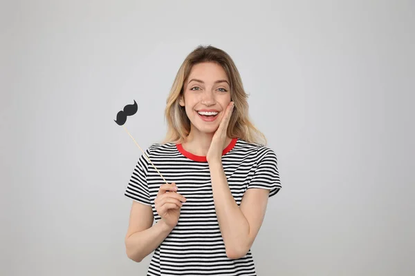 Femme Drôle Avec Fausse Moustache Sur Fond Gris — Photo